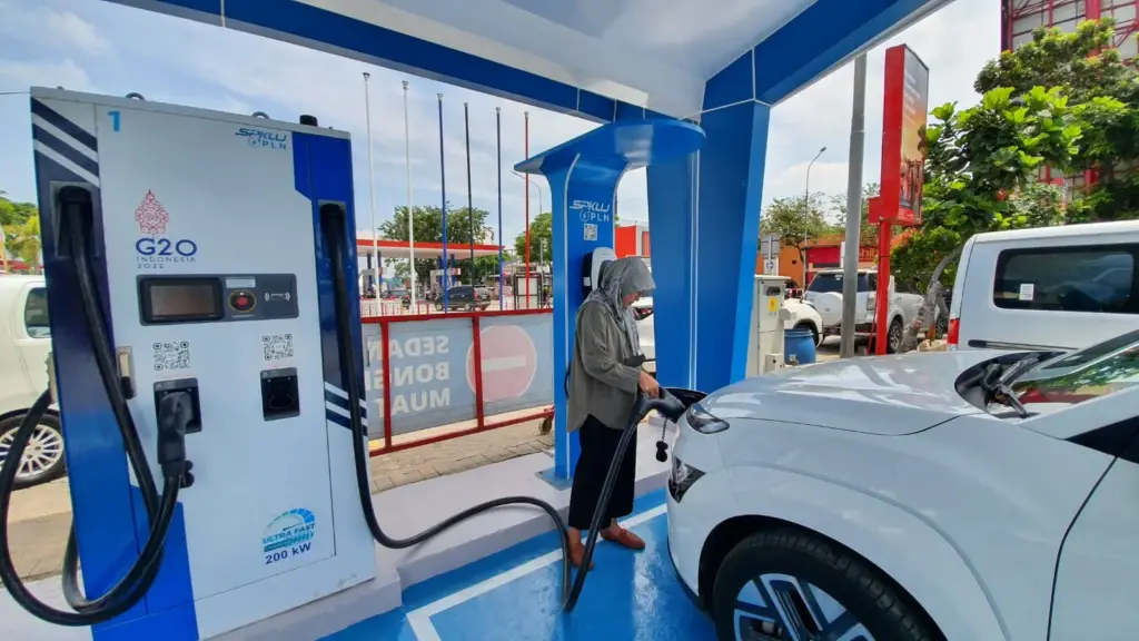 biaya charge mobil listrik di spklu pln